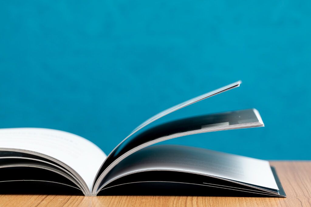 Libro abierto con un fondo azul