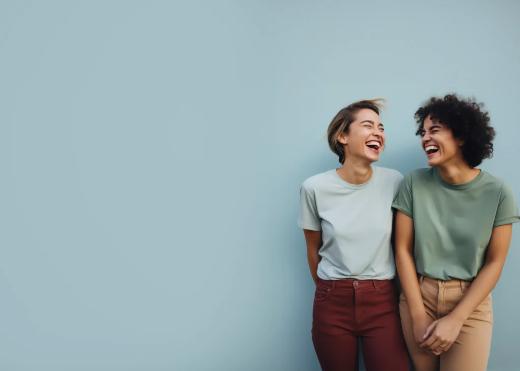 Dos chicas jovénes de distintas culturas comunicandose